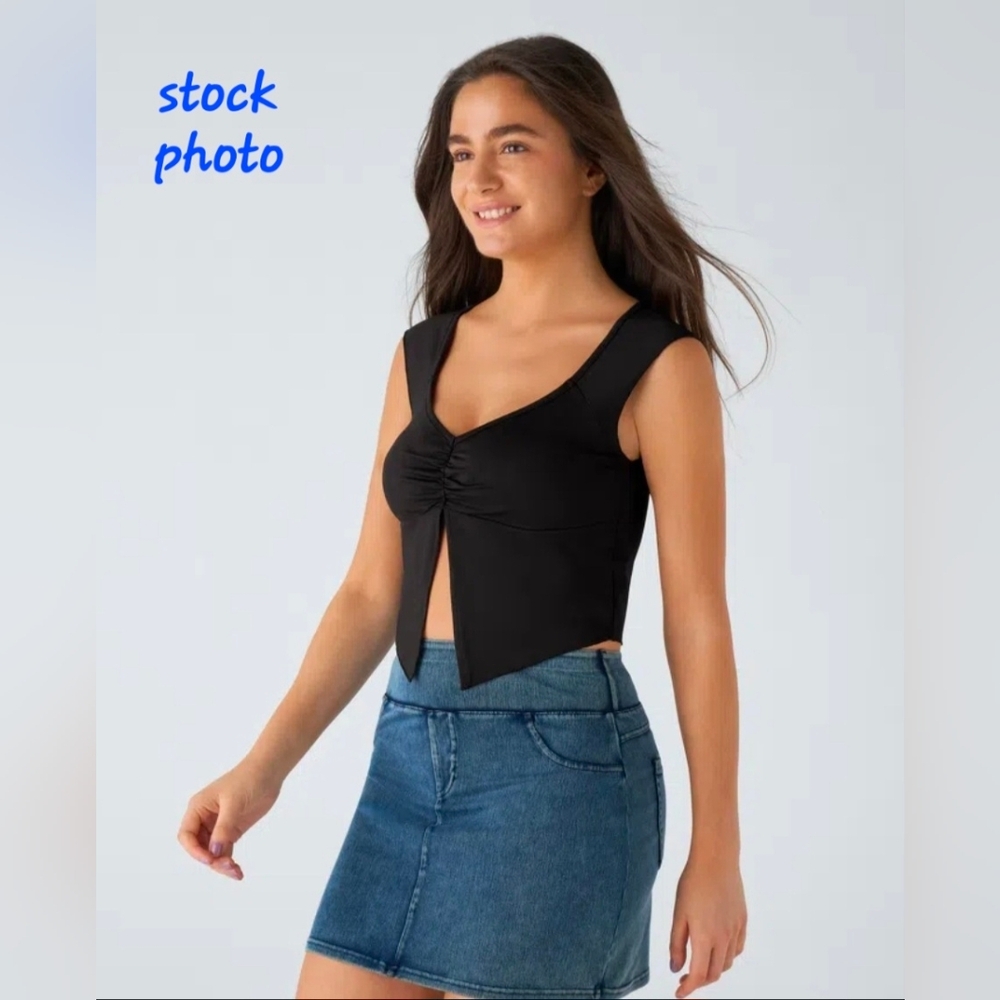 Halara Ruched Crop Top - Picture 2 of 5